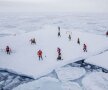 FOTBAL PE BANCHIZĂ: echipajul spărgătorului de gheață norvegian KV Svalbard a încins o miuță în largul Groenlandei. 