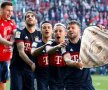 BAYERNliga. Bavarezii au obținut un nou titlu în Germania după o victorie spectaculoasă în deplasarea cu Augsburg, scor 4-1, și s-au bucurat cu o replică a trofeului (foto: reuters)