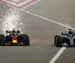 AU SCOS SCÂNTEI. Hamilton (dreapta) și Verstappen (stânga) s-au duelat în Bahrain, iar cel din urmă a fost nevoit să abandoneze în cursa câștigată de Vettel (foto: reuters)