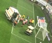 VIDEO + FOTO Ciocnire violentă în finalul primei reprize la FCSB - Craiova! Ambulanța a intervenit de urgență! Se impunea cartonașul roșu?