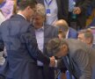 PLECĂCIUNEA ÎNVINSULUI. Lupescu îl felicită pe Burleanu pentru noul mandat la FRF, sub privirile lui Lucescu. foto: Cristi Preda