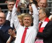 27 mai 2017. Arsène Wenger, cu ultima Cupă a Angliei cucerită după finala cu Chelsea (2-1). Ultimul meci acasă va fi pe 6 mai, cu Burnley // FOTO Guliver/GettyImages