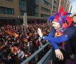 VIDEO + FOTO Momente nebune la fiesta Barcelonei » Luis Suarez i-a aruncat pantofii antrenorului Valverde din autocar și Pique a făcut duș cu bere
