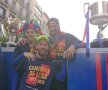 VIDEO + FOTO Momente nebune la fiesta Barcelonei » Luis Suarez i-a aruncat pantofii antrenorului Valverde din autocar și Pique a făcut duș cu bere