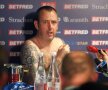 
JOS TEXTILA! Proaspăt campion mondial la snooker, galezul Mark Williams a venit dezbrăcat la conferința de presă de după finala cu John Higgins. foto: Guliver/GettyImages