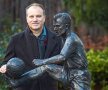10 trofee la Arsenal, statuie în Anglia. Dennis Bergkamp, 48 de ani, a fost mândru la dezvelirea unei statui în fața stadionului Emirates