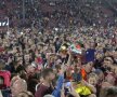 INVAZIA VIȘINIE! Djokovici a semnat golul de titlu al CFR-ului și a celebrat cu trofeul pe gazon, într-o mare de suporteri. foto: Cristi Preda