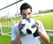 Special pentru Gazetă, dinamovistul Jaime Penedo a “mușcat” din Telstar, balonul turneului final la care va participa în premieră cu Panama. FOTO Raed Krishan