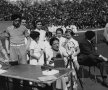 13 mai 1937: Suzanne Lenglen explică la microfon regulile tenisului celor 15.000 de tineri adunați pe stadionul de la Roland Garros, Paris, foto: Guliver/gettyimages