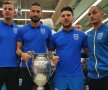 Se văd deja câștigători. “Leii” Olteniei, Bancu, Zlatinski, Băluţă și Mitriţă, s-au fotografiat cu trofeul Cupei României, cu ocazia unei acţiuni de promovare a competiţiei. Finala e duminică.