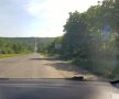Peisajul din parcarea vămii Goianul Nou: drumul care urcă dealul spre Dubăsari, barieră la ieșire