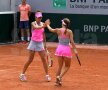 Trei mâini, două rachete. Mihaela Buzărnescu a câștigat meciul la dublu, alături de Irina Bara, iar joi joacă la simplu. La ieșirea de pe teren, Mihaela s-a interpus în fața conaționalei și a ieșit o poză excelentăFOTO: Raed Krishan / Gazeta Sporturilor