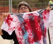 Palestinienii au protestat în timpul antrenamentului naționalei sud-americane la Barcelona, afișând tricouri alb-bleu cu pete roșii de vopsea ce imitau sângele // FOTO: Reuters