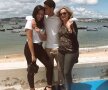 Diogo Salomao și soția, Sara, alături de mama fotbalistului, la Trafaria, în Portugalia
