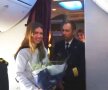 Simona Halep a primit flori din partea comandantului aeronavei, înainte să coboare. foto: facebook