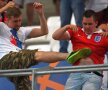 Un ultras rus lovește cu piciorul în abdomen un fan englez pe Velodrome din Marseille (foto: Reuters)