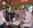 MASĂ CU GREUTATE. Pițurcă, Tamaș, Nețoiu, Ioan Becali și Ilie Năstase, flancați de Valentina Pelinel, au onorat invitația la inaugurarea pub-ului lui Patrick Borcea. Foto: Cristi Preda