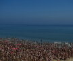 FOTO & VIDEO Imagini de senzaţie » Peste 2.500 de femei goale pe plajă în acelaşi timp!