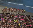 FOTO & VIDEO Imagini de senzaţie » Peste 2.500 de femei goale pe plajă în acelaşi timp!
