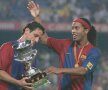 Belletti și Ronaldinho ridică Supercupa Spaniei FOTO: Guliver/GettyImages