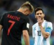 "Oglindă, oglinjoară, oare Rakitic cum poate?!" / Messi a fost groggy contra Croației, 0-3, foto: Guliver/gettyimages