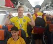 Aiden, suedezul cu tricoul lui Ibrahimovici, zâmbind în avion // FOTO:  Theodor Jumătate