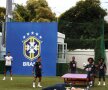 Marcelo încearcă să readucă mingea pe masa de joc. Willian râde de el