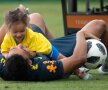 Sara, fetiţa lui Casemiro, se aruncă pe tatăl ei