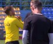 3. Pintilii își continuă mișcările și insistă cu ele în fața lui Planici. Momentul pare unul degajat și cei implicați râd la final. Captură foto: telekomsport
