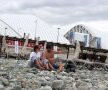 Doi tineri, pe plaja de pietre din faţa stadionului Fișt FOTOGRAFII Theodor Jumătate