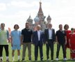 Putin s-a jucat cu starurile fotbalului mondial. Președintele Rusiei a intrat la mijloc între Iker Casillas,Alexei Smertin, Ronaldo, Gianni Infantino, președintele FIFA, Lotthar Matthaus, Carles Puyol și Dmitry Bulykin în Football Park din Piața Roșie, în centrul Moscovei (foto: Reuters)