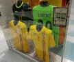 GALERIE FOTO Doi microbiști români au organizat un mini-muzeu al fotbalului » Cum s-au cunoscut și cum au adunat o mie de tricouri legendare