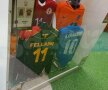 GALERIE FOTO Doi microbiști români au organizat un mini-muzeu al fotbalului » Cum s-au cunoscut și cum au adunat o mie de tricouri legendare