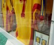 GALERIE FOTO Doi microbiști români au organizat un mini-muzeu al fotbalului » Cum s-au cunoscut și cum au adunat o mie de tricouri legendare