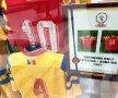 GALERIE FOTO Doi microbiști români au organizat un mini-muzeu al fotbalului » Cum s-au cunoscut și cum au adunat o mie de tricouri legendare