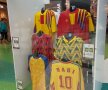 GALERIE FOTO Doi microbiști români au organizat un mini-muzeu al fotbalului » Cum s-au cunoscut și cum au adunat o mie de tricouri legendare