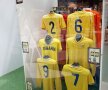 GALERIE FOTO Doi microbiști români au organizat un mini-muzeu al fotbalului » Cum s-au cunoscut și cum au adunat o mie de tricouri legendare