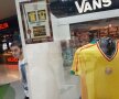 GALERIE FOTO Doi microbiști români au organizat un mini-muzeu al fotbalului » Cum s-au cunoscut și cum au adunat o mie de tricouri legendare