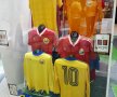 GALERIE FOTO Doi microbiști români au organizat un mini-muzeu al fotbalului » Cum s-au cunoscut și cum au adunat o mie de tricouri legendare