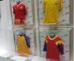 GALERIE FOTO Doi microbiști români au organizat un mini-muzeu al fotbalului » Cum s-au cunoscut și cum au adunat o mie de tricouri legendare