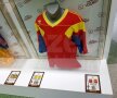 GALERIE FOTO Doi microbiști români au organizat un mini-muzeu al fotbalului » Cum s-au cunoscut și cum au adunat o mie de tricouri legendare