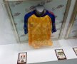 GALERIE FOTO Doi microbiști români au organizat un mini-muzeu al fotbalului » Cum s-au cunoscut și cum au adunat o mie de tricouri legendare