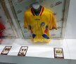GALERIE FOTO Doi microbiști români au organizat un mini-muzeu al fotbalului » Cum s-au cunoscut și cum au adunat o mie de tricouri legendare