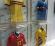 GALERIE FOTO Doi microbiști români au organizat un mini-muzeu al fotbalului » Cum s-au cunoscut și cum au adunat o mie de tricouri legendare