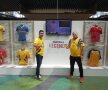 GALERIE FOTO Doi microbiști români au organizat un mini-muzeu al fotbalului » Cum s-au cunoscut și cum au adunat o mie de tricouri legendare