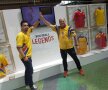 GALERIE FOTO Doi microbiști români au organizat un mini-muzeu al fotbalului » Cum s-au cunoscut și cum au adunat o mie de tricouri legendare