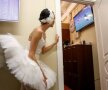 Balerină de Mondiale. S-a furișat în culise la spectacolul de la Teatrul Mikhailovsky pentru  a se uita la finalul sfertului Rusia - Croația (foto: reuters)