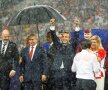 LE-A ARĂTAT CINE E ȘEFUL. Doar Putin a fost ferit cu o umbrelă uriașă de ploaia torențială de la decernarea Cupei Mondiale. Președinții Franței și Croației plus șeful FIFA au intrat la apă. foto: reuters