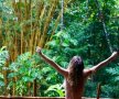 FOTO Nebunie curată! O sexy-bloggeriță s-a mutat în junglă » Refuză să se mai întoarcă și să mai poarte haine