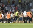 GALERIE FOTO + VIDEO Ultrașii Spartei au copiat PCH și au creat haos la meciul din Europa League » Au intrat pe teren cu măști pe față după decizia controversată a lui Colțescu